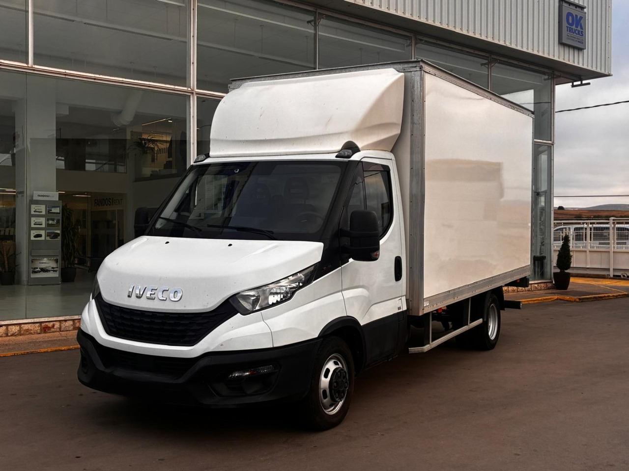 Caja cerrada con plataforma elevadora IVECO 35C16 3.0 20m3 - Фургон з закритим кузовом: фото 1 Caja cerrada con plataforma elevadora IVECO 35C16 3.0 20m3 - Фургон з закритим кузовом: фото 1