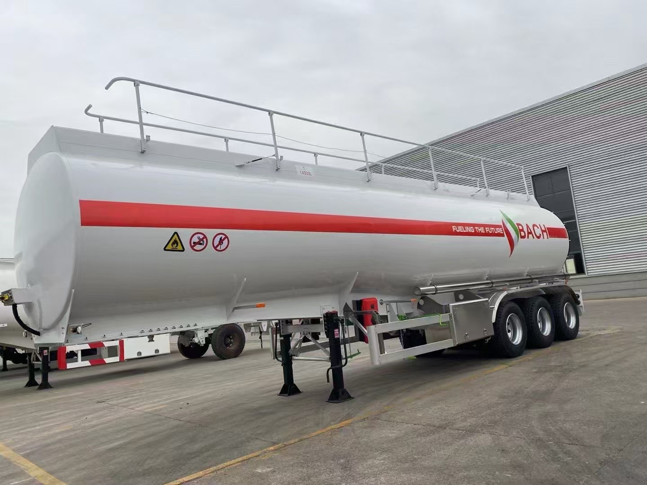 30,000–60,000 Liters Single or Multiple Compartments Customizable tank trailers available - Напівпричіп цистерна: фото 2 30,000–60,000 Liters Single or Multiple Compartments Customizable tank trailers available - Напівпричіп цистерна: фото 2