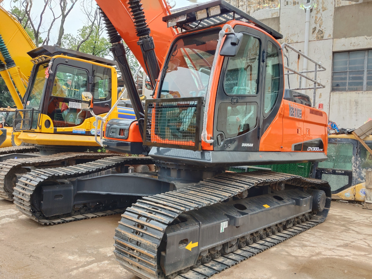 DOOSAN DX300 LC Durable 30-Ton Crawler Excavator - Гусеничний екскаватор: фото 1 DOOSAN DX300 LC Durable 30-Ton Crawler Excavator - Гусеничний екскаватор: фото 1