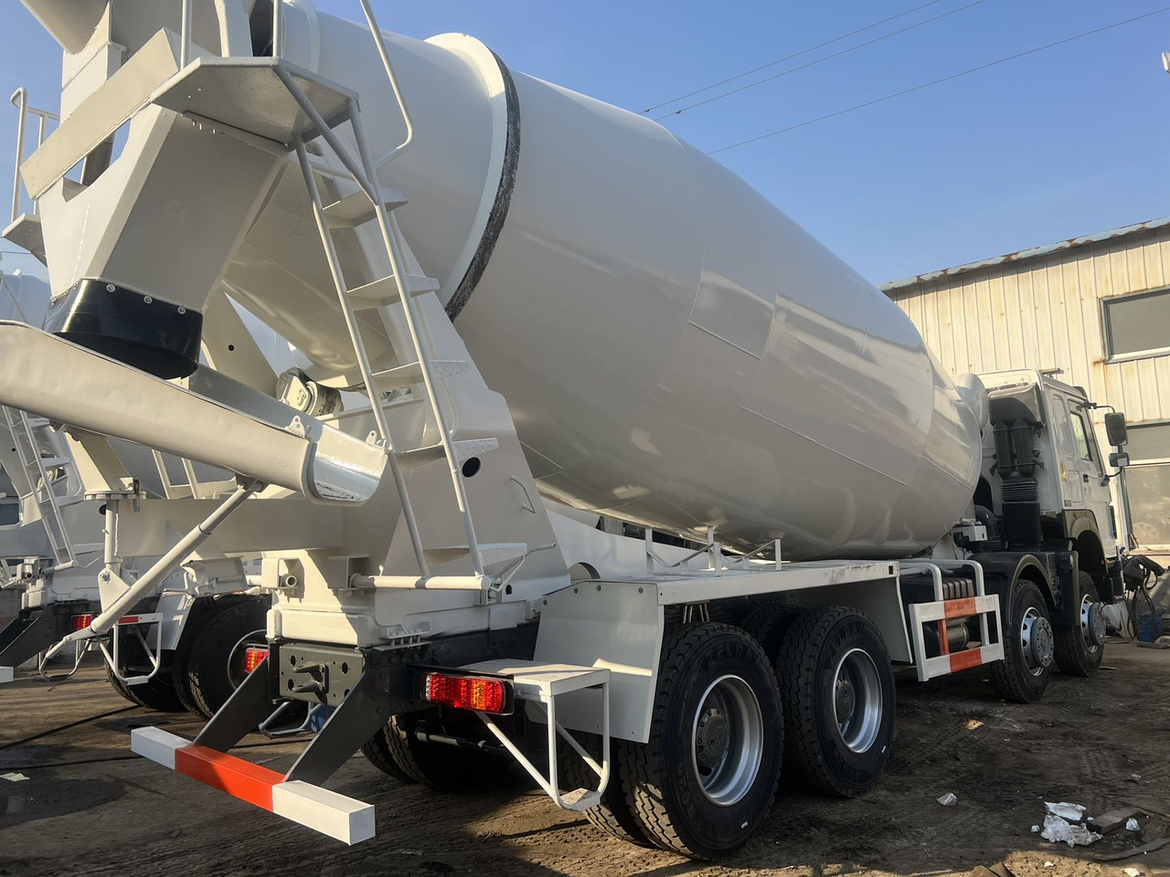 SINOTRUK HOWO 371 8X4 16 Cubic Meter SINOTRUK Howo Concrete Mixer Truck - Бетономішалкa: фото 2 SINOTRUK HOWO 371 8X4 16 Cubic Meter SINOTRUK Howo Concrete Mixer Truck - Бетономішалкa: фото 2