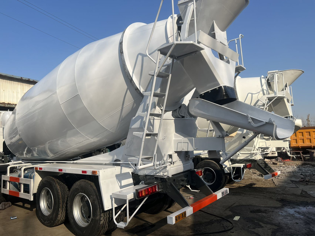 SINOTRUK HOWO 371 8X4 16 Cubic Meter SINOTRUK Howo Concrete Mixer Truck - Бетономішалкa: фото 5 SINOTRUK HOWO 371 8X4 16 Cubic Meter SINOTRUK Howo Concrete Mixer Truck - Бетономішалкa: фото 5