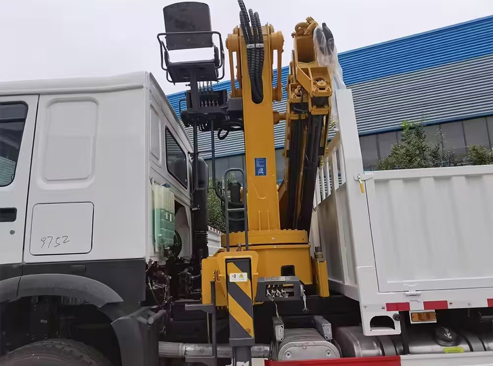 SINOTRUK HOWO 8 TON Knuckle Boom Crane TRUCK MOUNTED CRANE - Вантажівка з маніпулятором: фото 3 SINOTRUK HOWO 8 TON Knuckle Boom Crane TRUCK MOUNTED CRANE - Вантажівка з маніпулятором: фото 3