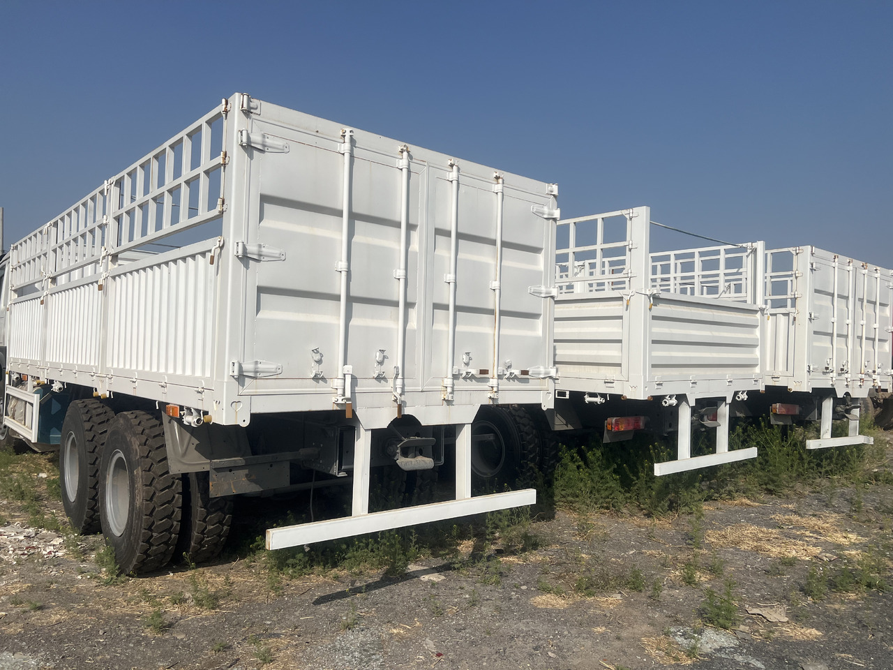 SINOTRUK HOWO DUMP TRUCK LIVESTOCK TRUCK WITH FENCE 371 380 400 420 460 HP - Для перевезення худоби вантажівка: фото 1 SINOTRUK HOWO DUMP TRUCK LIVESTOCK TRUCK WITH FENCE 371 380 400 420 460 HP - Для перевезення худоби вантажівка: фото 1