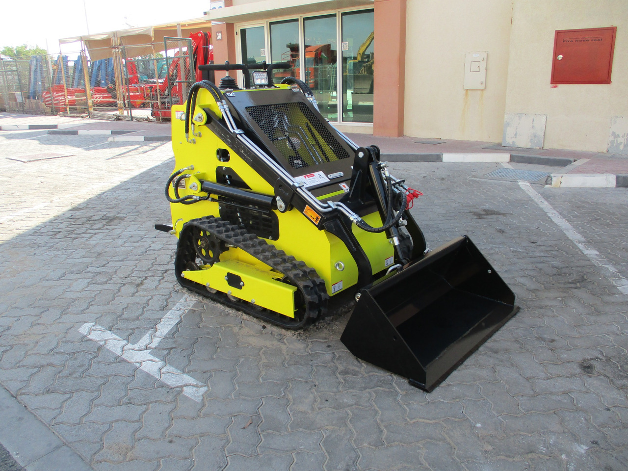 MACHPRO MPS330 Mini Skid Steer - Міні-навантажувач: фото 1 MACHPRO MPS330 Mini Skid Steer - Міні-навантажувач: фото 1