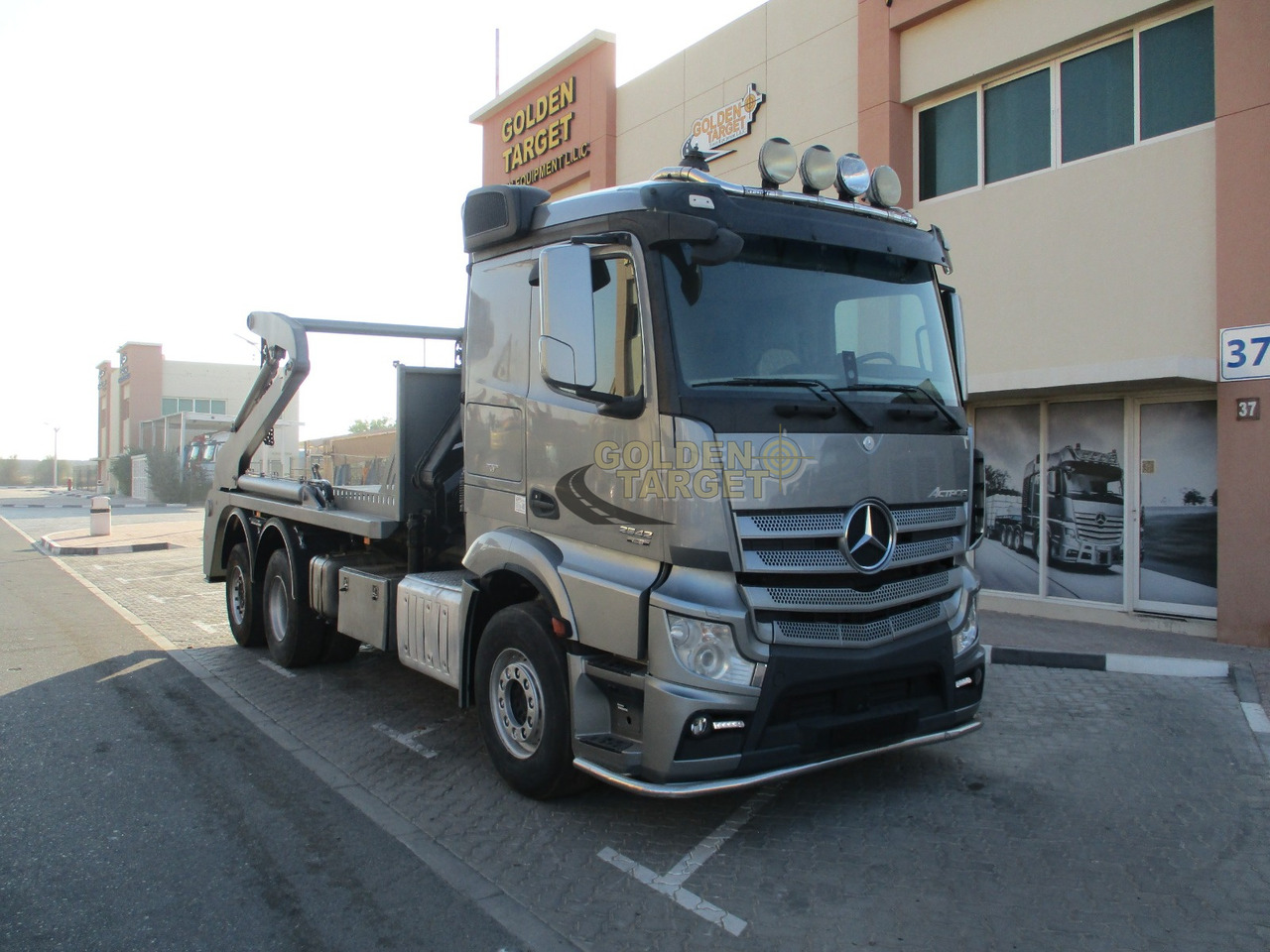 MERCEDES-BENZ 2642 6×2 DOUBLE SKIP LOADER with HIAB Crane - Скіповий навантажувач вантажівка: фото 1 MERCEDES-BENZ 2642 6×2 DOUBLE SKIP LOADER with HIAB Crane - Скіповий навантажувач вантажівка: фото 1