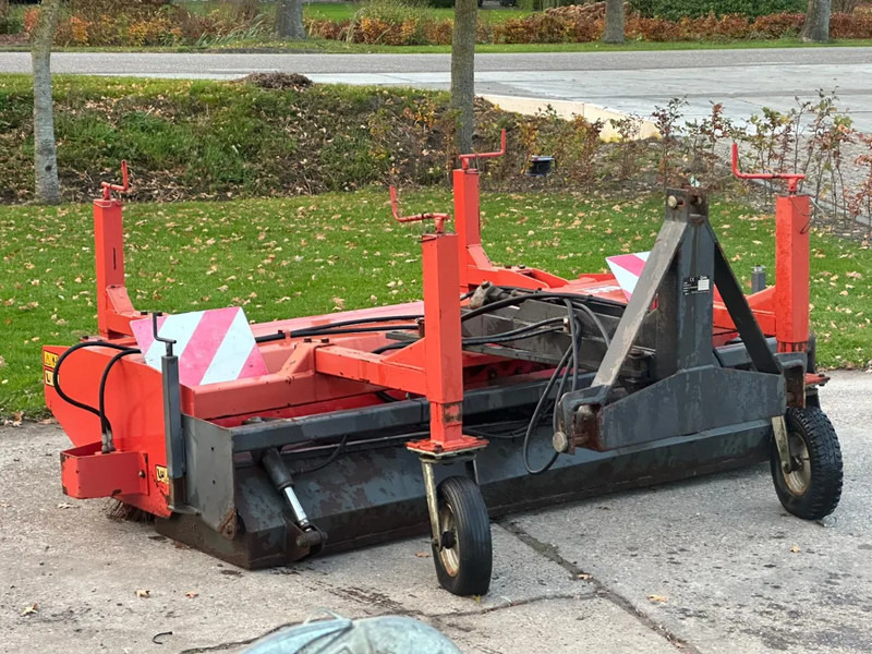 Hekamp Veegmachine met opvangbak Hydraulisch borstel - Трактор: фото 1 Hekamp Veegmachine met opvangbak Hydraulisch borstel - Трактор: фото 1