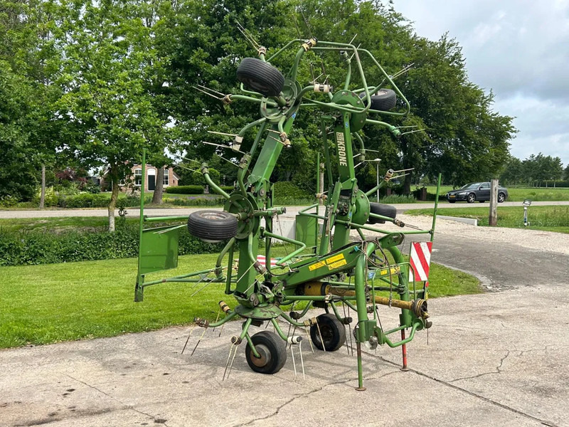 Krone KW 6.40 schudder schuilstelling hooibouw 6 elements - Сіноворушилка: фото 1 Krone KW 6.40 schudder schuilstelling hooibouw 6 elements - Сіноворушилка: фото 1