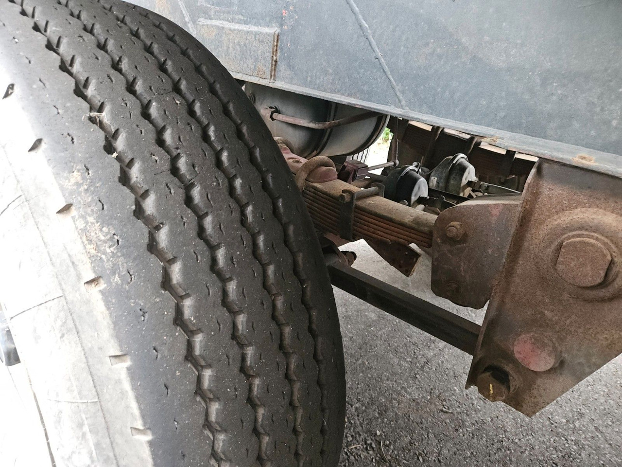 Kässbohrer Silo Güllefaß 33m³ Blattfederung - Напівпричіп цистерна для сипучих вантажів: фото 4 Kässbohrer Silo Güllefaß 33m³ Blattfederung - Напівпричіп цистерна для сипучих вантажів: фото 4