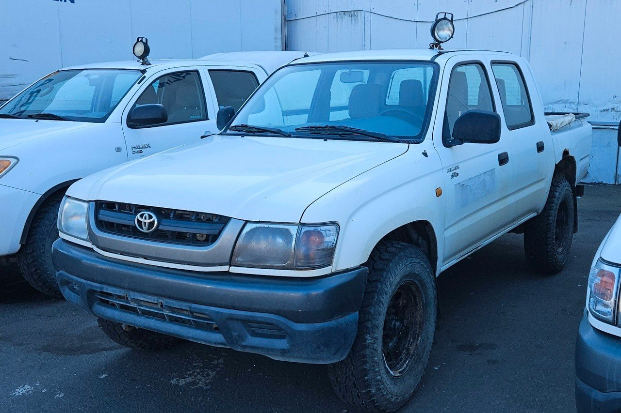 Toyota Hilux Double Cab 4x4 - Позашляховик: фото 2 Toyota Hilux Double Cab 4x4 - Позашляховик: фото 2