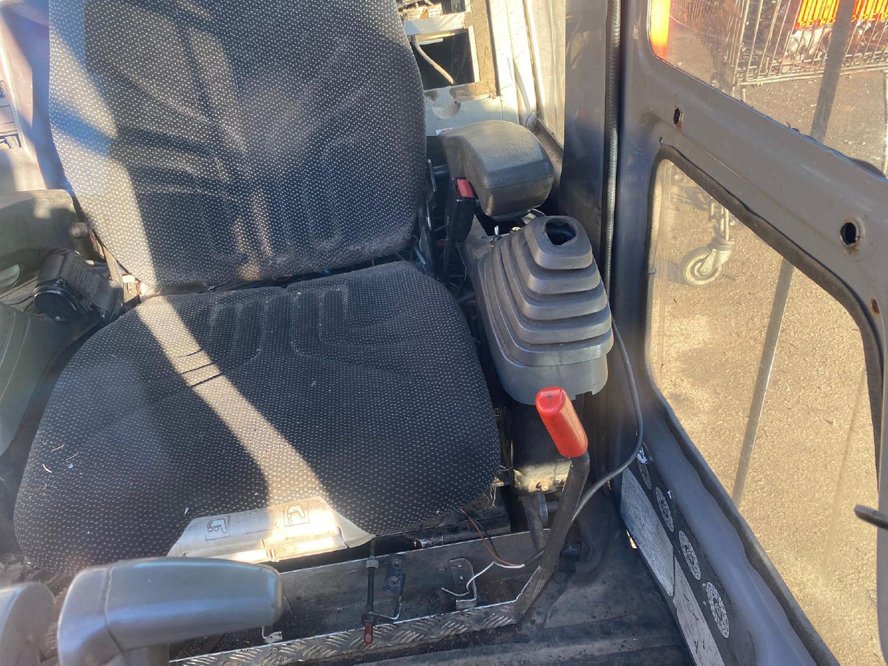 Hitachi ZX 225 - Кабіна в категорії Будівельна техніка: фото 3 Hitachi ZX 225 - Кабіна в категорії Будівельна техніка: фото 3