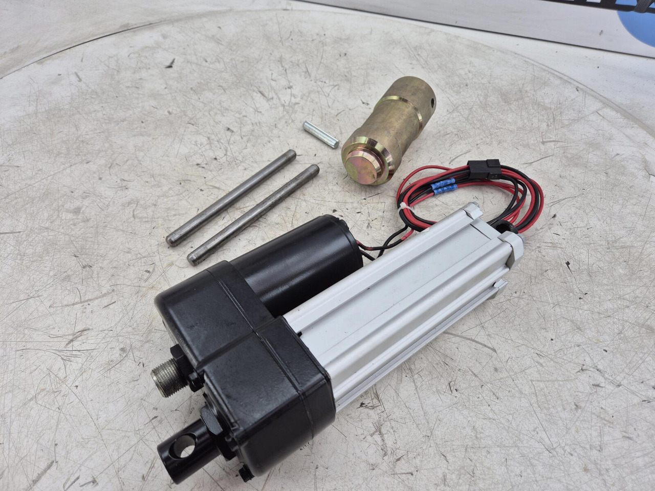 Demag AC 120 Counterweigt locking liniar motor set - Електрична система в категорії Крани: фото 1 Demag AC 120 Counterweigt locking liniar motor set - Електрична система в категорії Крани: фото 1