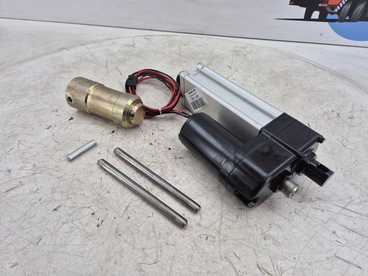 Demag AC 120 Counterweigt locking liniar motor set - Електрична система в категорії Крани: фото 2 Demag AC 120 Counterweigt locking liniar motor set - Електрична система в категорії Крани: фото 2