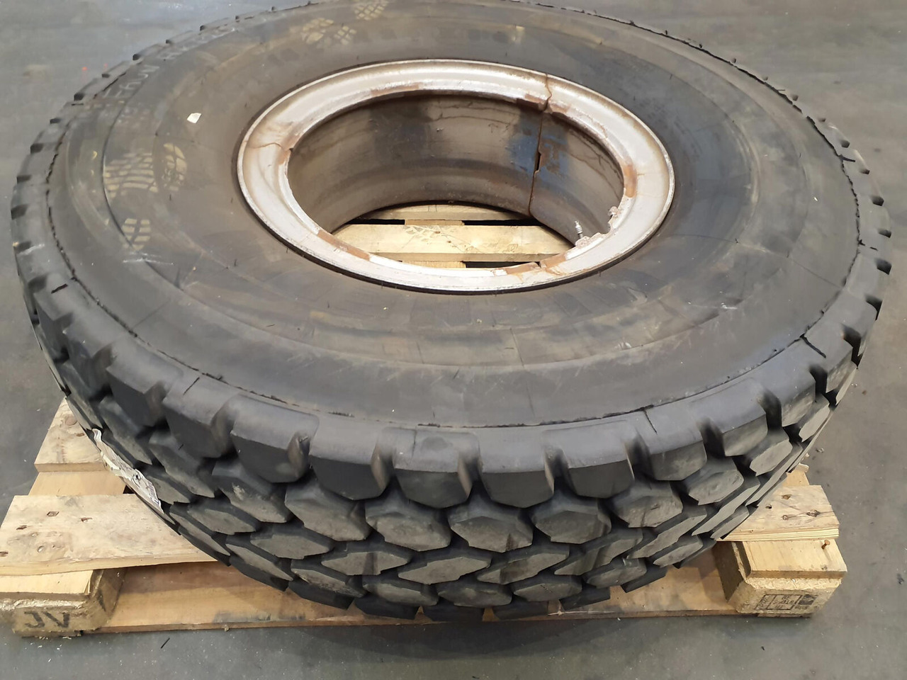 FAUN Wheel 385/95R24 3p - Колесо в категорії Крани: фото 2 FAUN Wheel 385/95R24 3p - Колесо в категорії Крани: фото 2