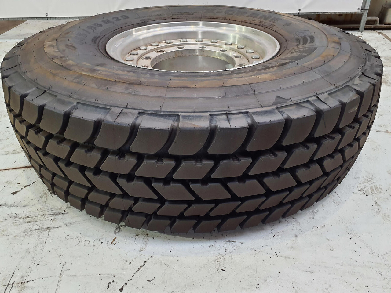 Grove Wheel 445/95R25 12 9 2p alu - Колесо в категорії Крани: фото 1 Grove Wheel 445/95R25 12 9 2p alu - Колесо в категорії Крани: фото 1