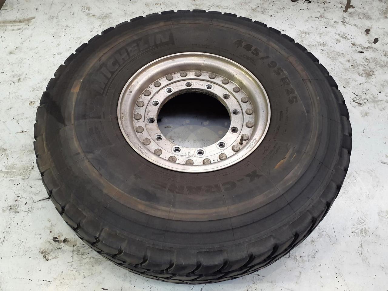 Grove Wheel 445/95R25 12 9 2p alu - Колесо в категорії Крани: фото 3 Grove Wheel 445/95R25 12 9 2p alu - Колесо в категорії Крани: фото 3