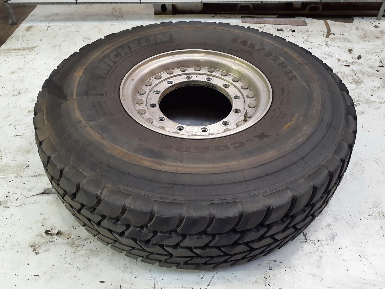 Grove Wheel 445/95R25 12 9 2p alu - Колесо в категорії Крани: фото 2 Grove Wheel 445/95R25 12 9 2p alu - Колесо в категорії Крани: фото 2