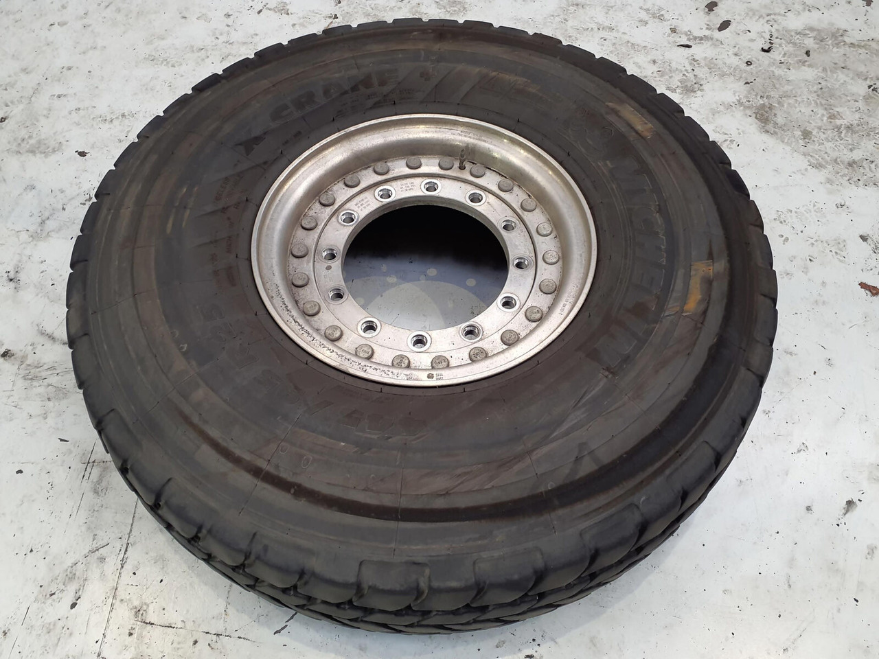 Grove Wheel 445/95R25 12 9 2p alu - Колесо в категорії Крани: фото 3 Grove Wheel 445/95R25 12 9 2p alu - Колесо в категорії Крани: фото 3