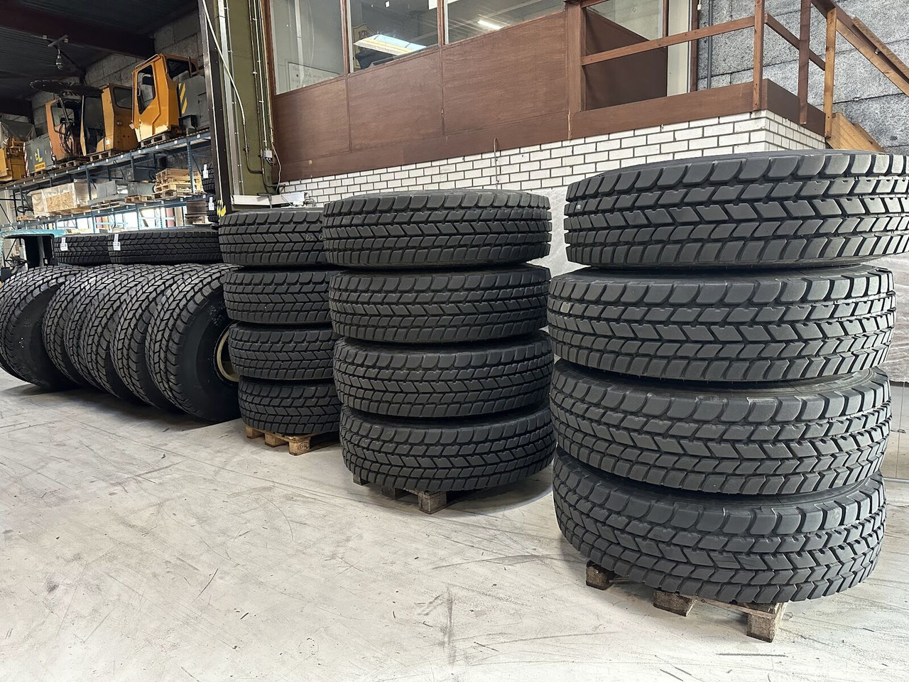 Liebherr Crane Tires/Rims for sale - Шина в категорії Автокрани: фото 2 Liebherr Crane Tires/Rims for sale - Шина в категорії Автокрани: фото 2