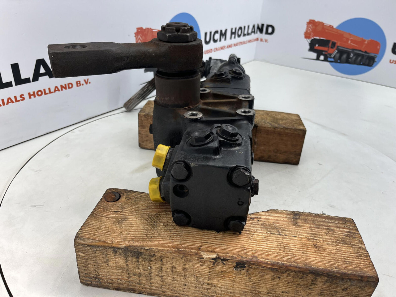 Liebherr LTM 1035-2 Steering box - Рульовий механізм в категорії Автокрани: фото 4 Liebherr LTM 1035-2 Steering box - Рульовий механізм в категорії Автокрани: фото 4