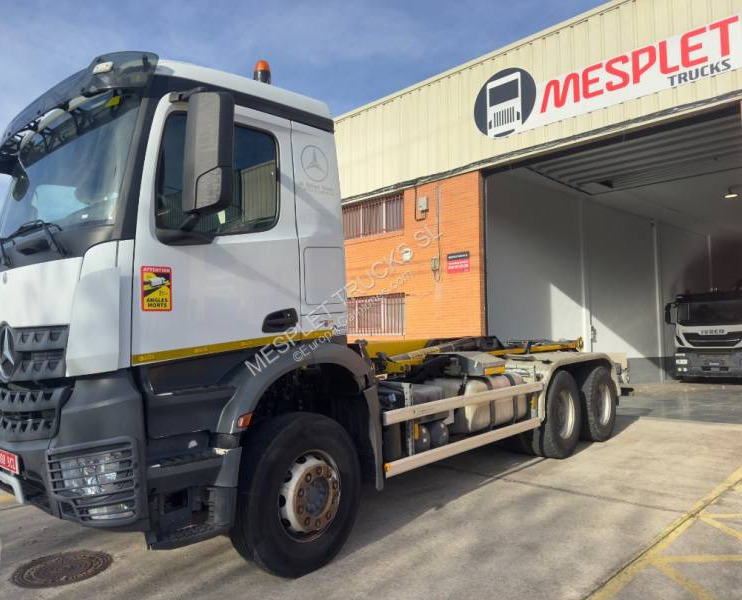 Mercedes Arocs 2645 K - Гаковий мультиліфт вантажівка: фото 1 Mercedes Arocs 2645 K - Гаковий мультиліфт вантажівка: фото 1