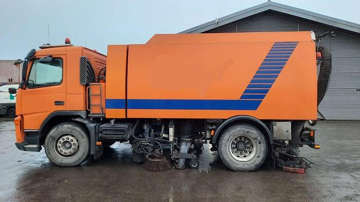 VOLVO M9 4x2R + Johnston Beam VX800 Road Cleaner - Підмітально-прибиральна машина: фото 1 VOLVO M9 4x2R + Johnston Beam VX800 Road Cleaner - Підмітально-прибиральна машина: фото 1