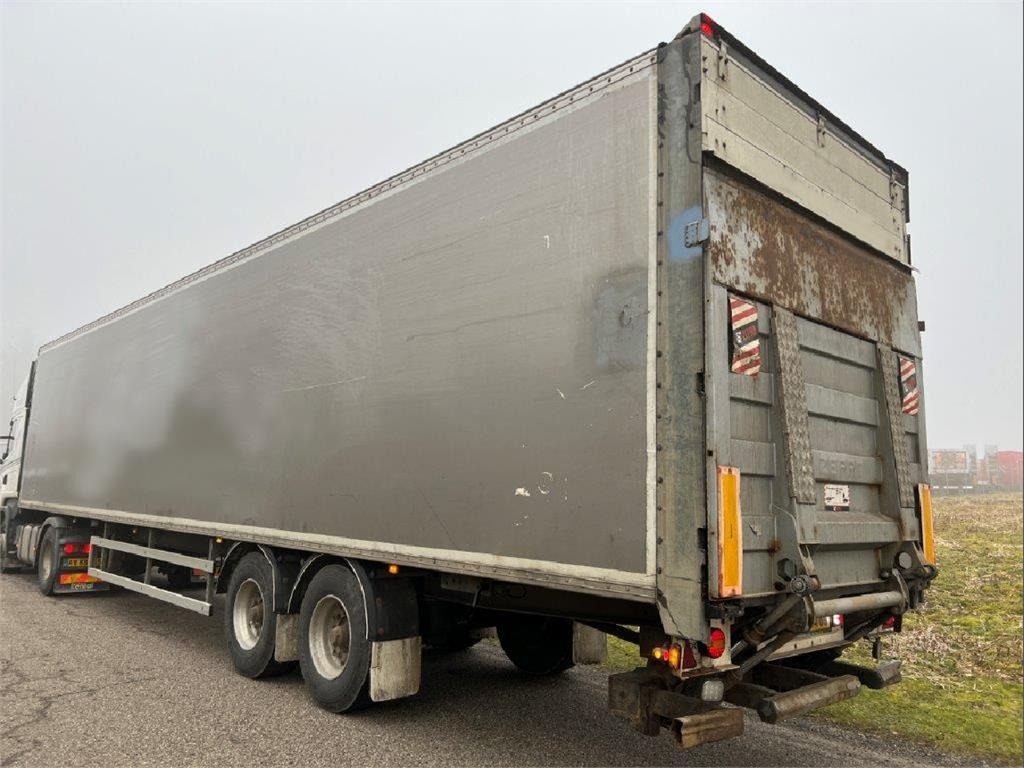 Fruehauf 13,6 mtr box - lodretstående lift - Закритий кузов напівпричіп: фото 4 Fruehauf 13,6 mtr box - lodretstående lift - Закритий кузов напівпричіп: фото 4