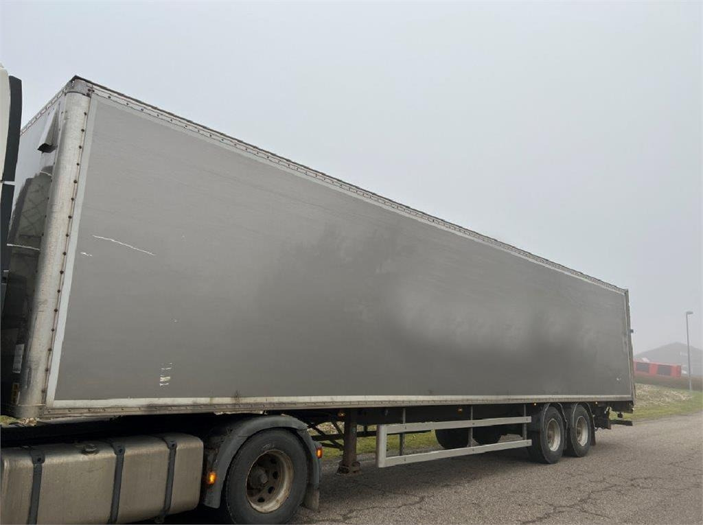 Fruehauf 13,6 mtr box - lodretstående lift - Закритий кузов напівпричіп: фото 3 Fruehauf 13,6 mtr box - lodretstående lift - Закритий кузов напівпричіп: фото 3