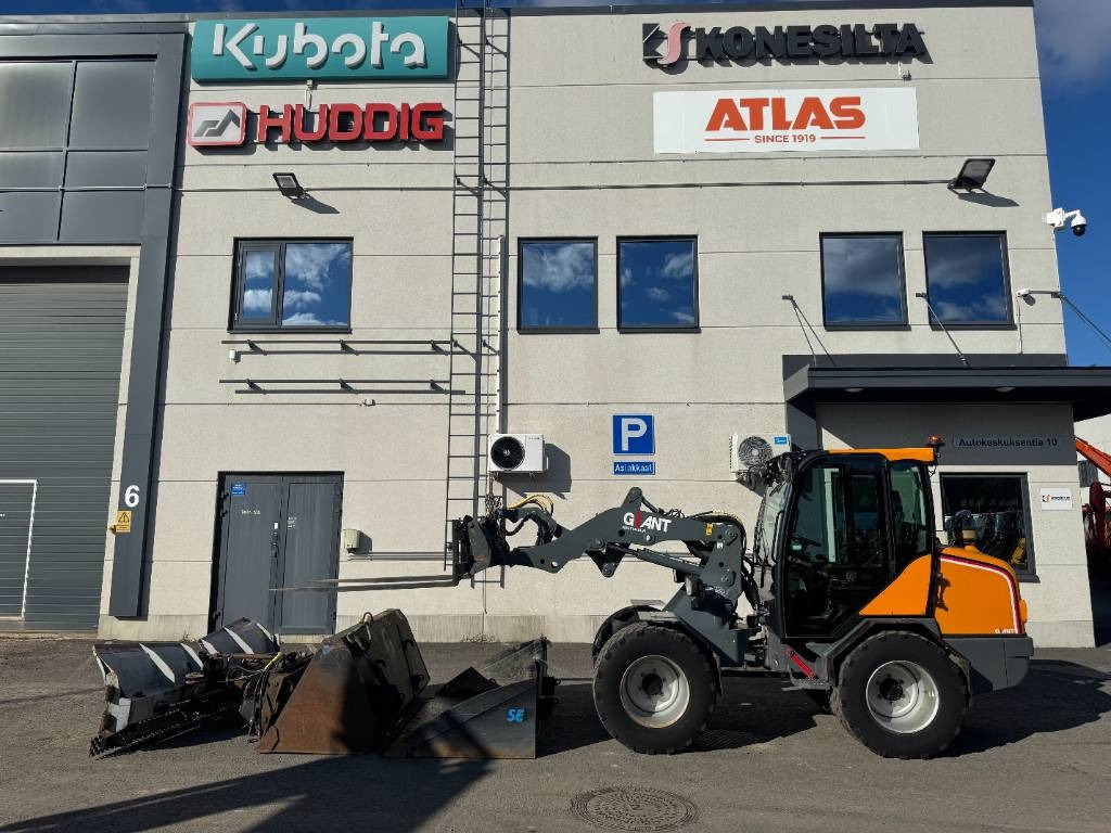 GiANT V 6004 T - Компактний фронтальний навантажувач: фото 1 GiANT V 6004 T - Компактний фронтальний навантажувач: фото 1