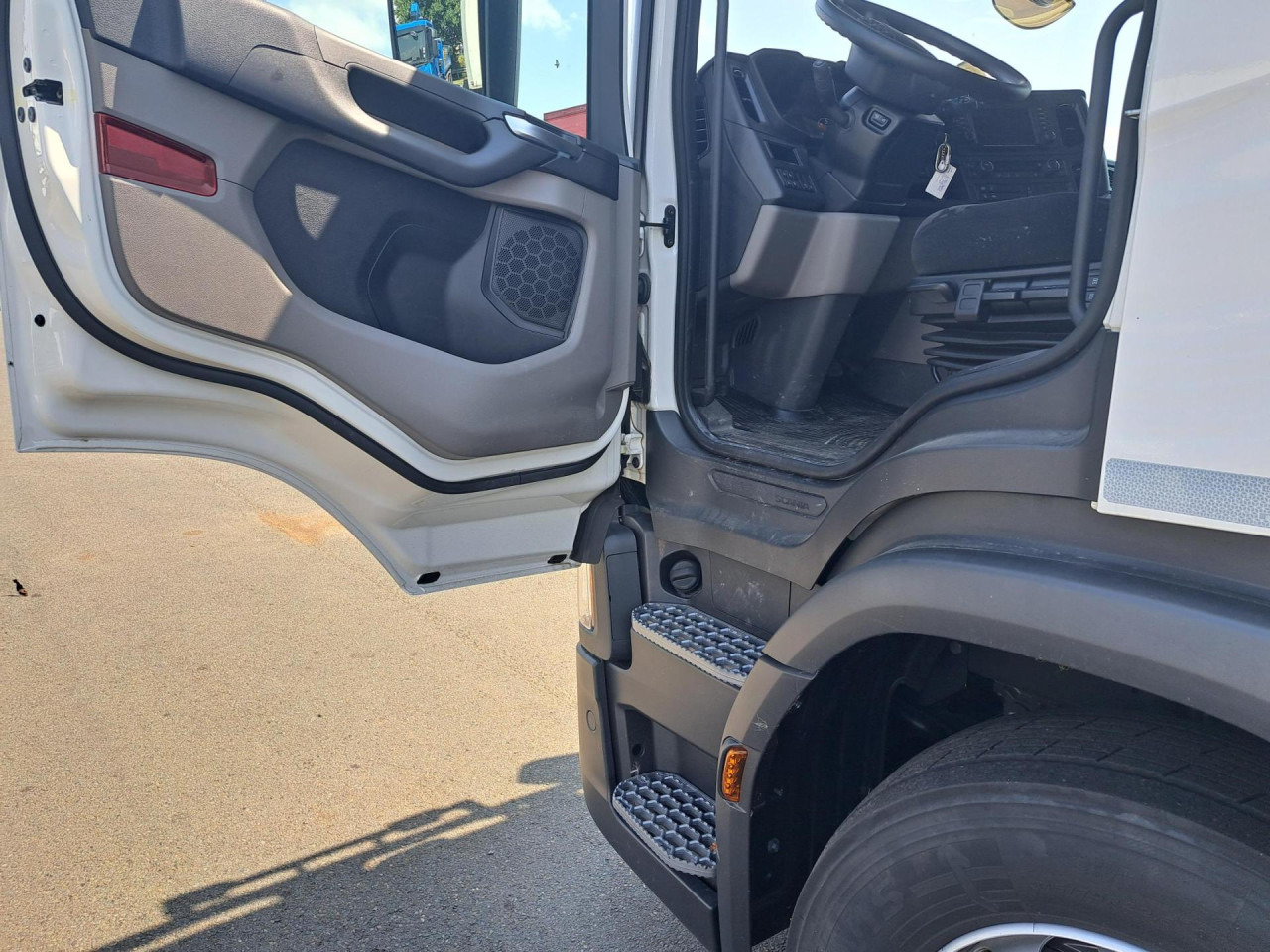 SCANIA SCANIA P280 4x2 Fourgon /Hayon 9L - Вантажівка шасі: фото 2 SCANIA SCANIA P280 4x2 Fourgon /Hayon 9L - Вантажівка шасі: фото 2