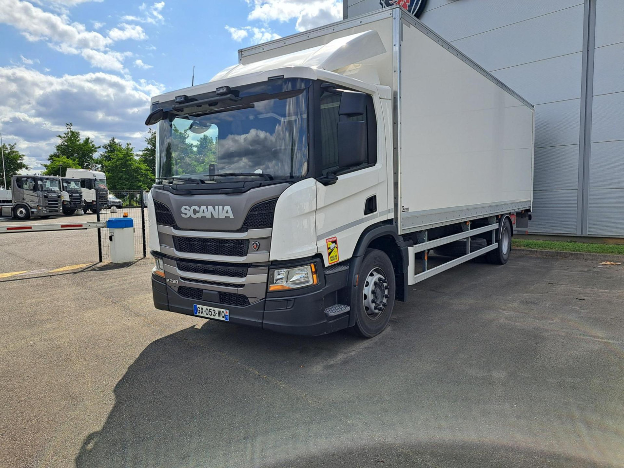 SCANIA SCANIA P280 4x2 Fourgon Hayon - Вантажівка шасі: фото 1 SCANIA SCANIA P280 4x2 Fourgon Hayon - Вантажівка шасі: фото 1