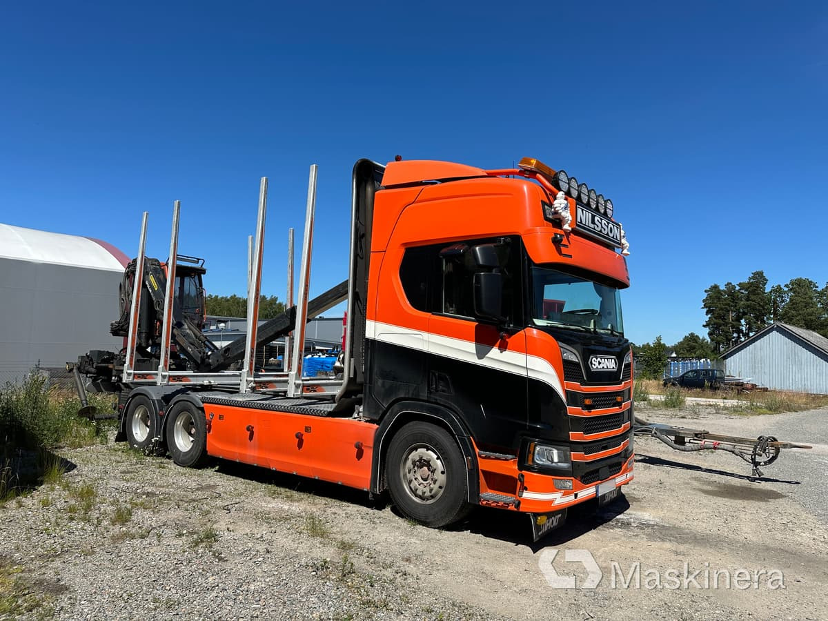 Timmerbil Scania R650B 6X4 NB + Släp - Лісовоз, Вантажівка з маніпулятором: фото 1 Timmerbil Scania R650B 6X4 NB + Släp - Лісовоз, Вантажівка з маніпулятором: фото 1