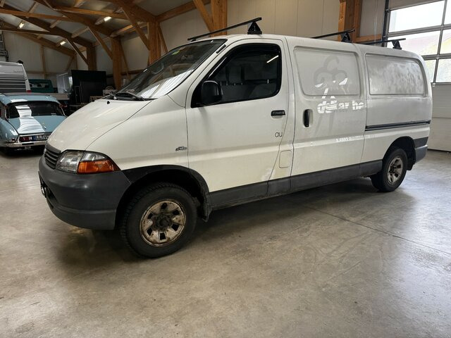 TOYOTA HiAce 2.5TD Kasten lang 4WD 4x4 - Суцільнометалевий фургон: фото 1 TOYOTA HiAce 2.5TD Kasten lang 4WD 4x4 - Суцільнометалевий фургон: фото 1