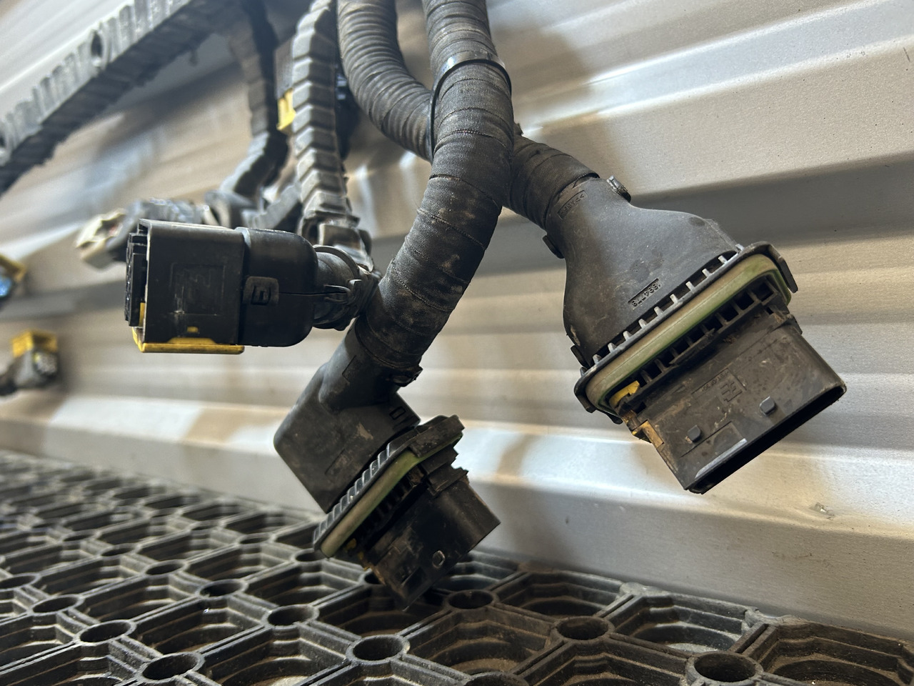 DAF XF 106 480 HARNESS INSTALLATION OF CATALYTIC CONVERTER - Кабелі/ Дроти: фото 3 DAF XF 106 480 HARNESS INSTALLATION OF CATALYTIC CONVERTER - Кабелі/ Дроти: фото 3