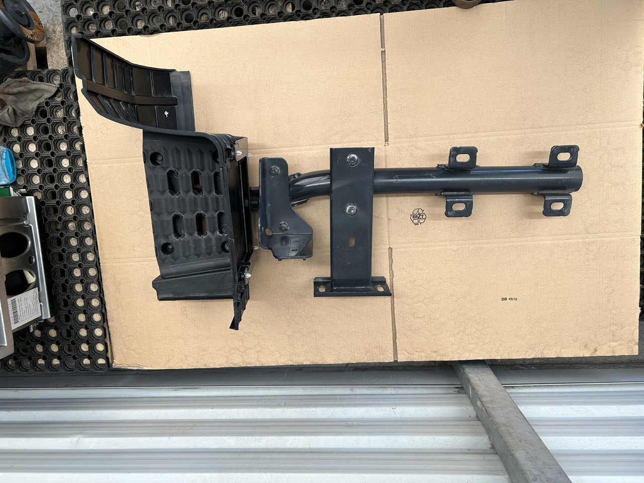 IVECO STOPIEŃ PRAWY STOPNICA + MOCOWANIE S-WAY - Підніжка: фото 2 IVECO STOPIEŃ PRAWY STOPNICA + MOCOWANIE S-WAY - Підніжка: фото 2