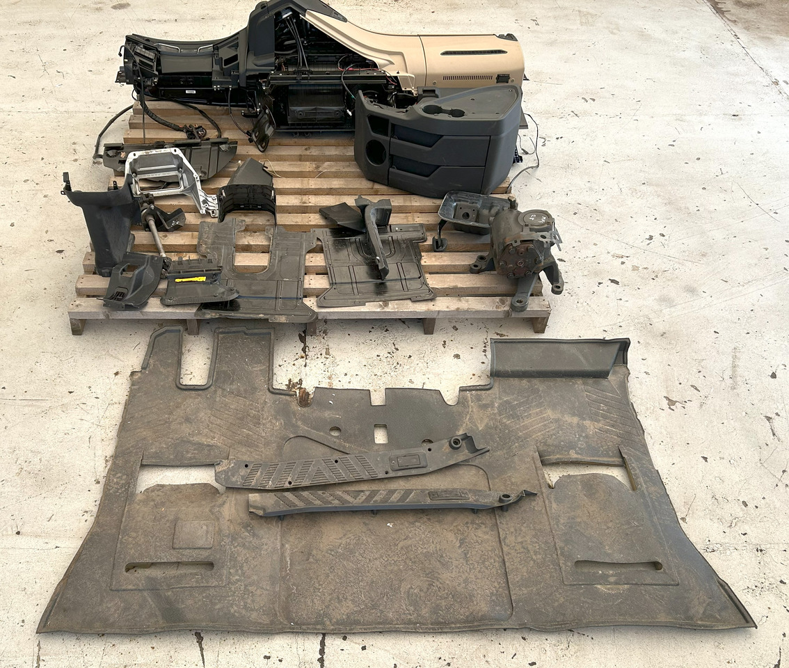 MERCEDES-BENZ COMPLETE INTERIOR CONSOLE - DASHBOARD FOR A BRITISH MERCEDES ACTROS MP4 - Кабіна: фото 2 MERCEDES-BENZ COMPLETE INTERIOR CONSOLE - DASHBOARD FOR A BRITISH MERCEDES ACTROS MP4 - Кабіна: фото 2