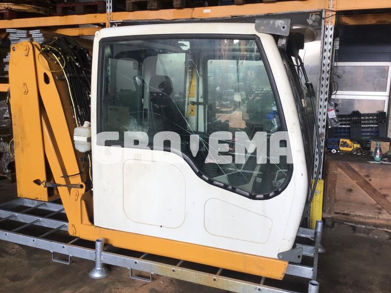 Liebherr A904C Li / A900C Li / A944C Li / A914C li / A934C Li / A924C Li / R900C Li / R944C Li / R904C / R914C / R924 C / R954C / A954C L - Кабіна й інтер'єр: фото 1 Liebherr A904C Li / A900C Li / A944C Li / A914C li / A934C Li / A924C Li / R900C Li / R944C Li / R904C / R914C / R924 C / R954C / A954C L - Кабіна й інтер'єр: фото 1