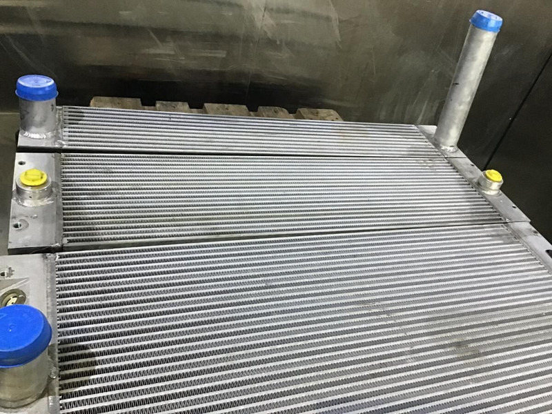 Liebherr Oil Cooler - Масляний радіатор: фото 2 Liebherr Oil Cooler - Масляний радіатор: фото 2