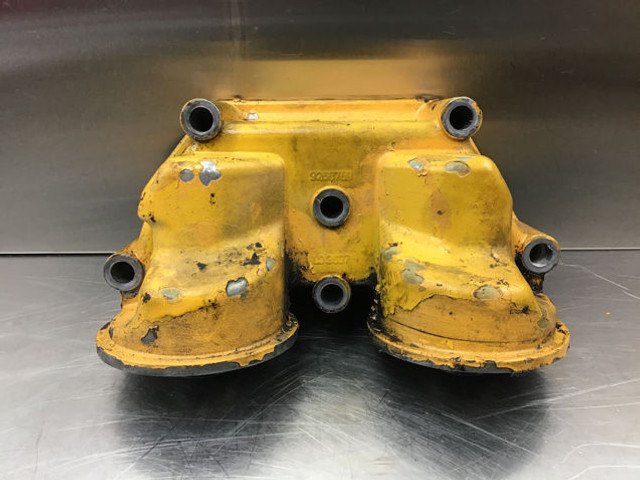 Liebherr Oil Filter Bracket - Двигун та запчастини: фото 1 Liebherr Oil Filter Bracket - Двигун та запчастини: фото 1