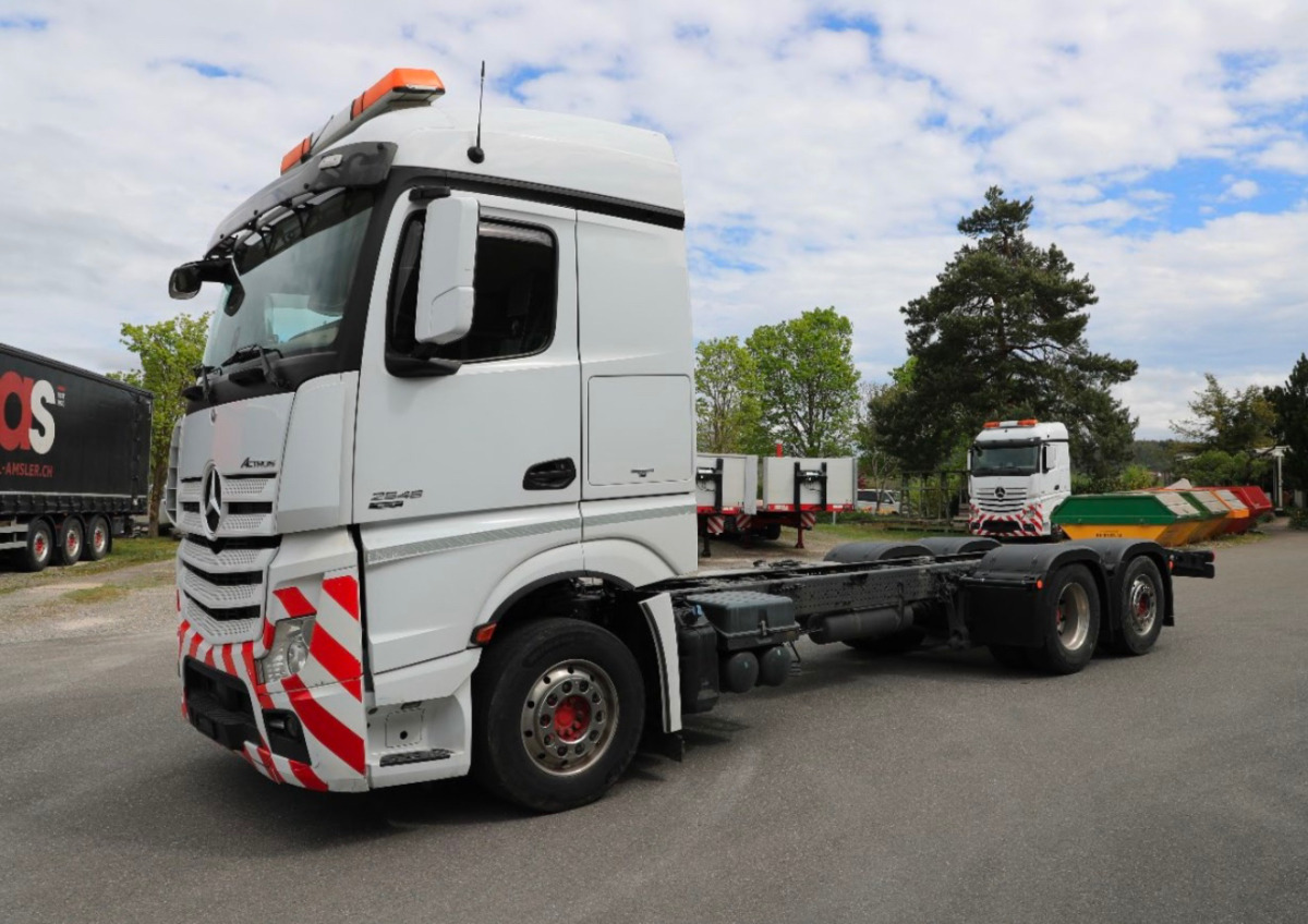 MERCEDES Actros 2548 6x2 - Вантажівка шасі: фото 1 MERCEDES Actros 2548 6x2 - Вантажівка шасі: фото 1