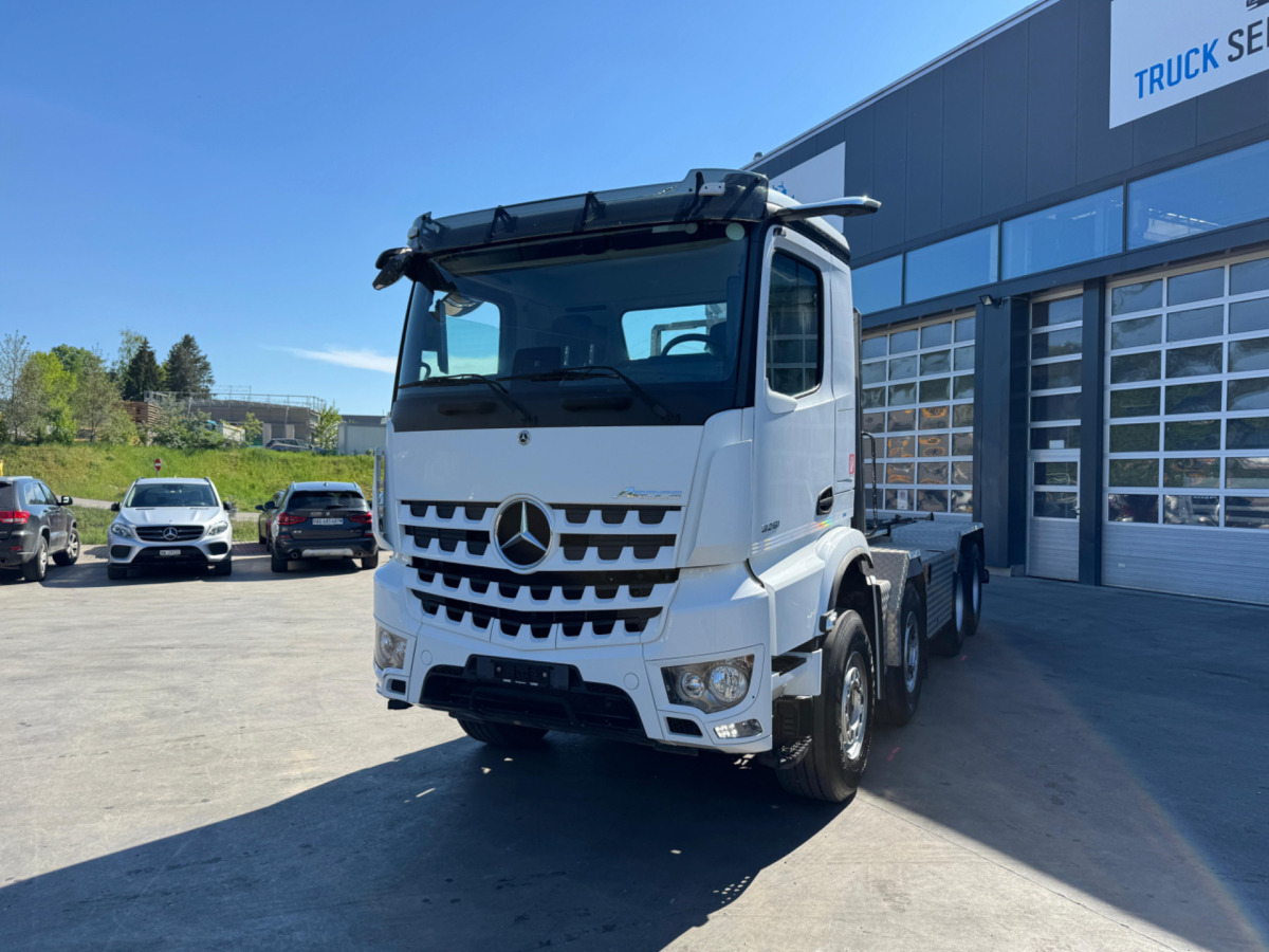 MERCEDES Arocs 3251 8x4 - Гаковий мультиліфт вантажівка: фото 1 MERCEDES Arocs 3251 8x4 - Гаковий мультиліфт вантажівка: фото 1