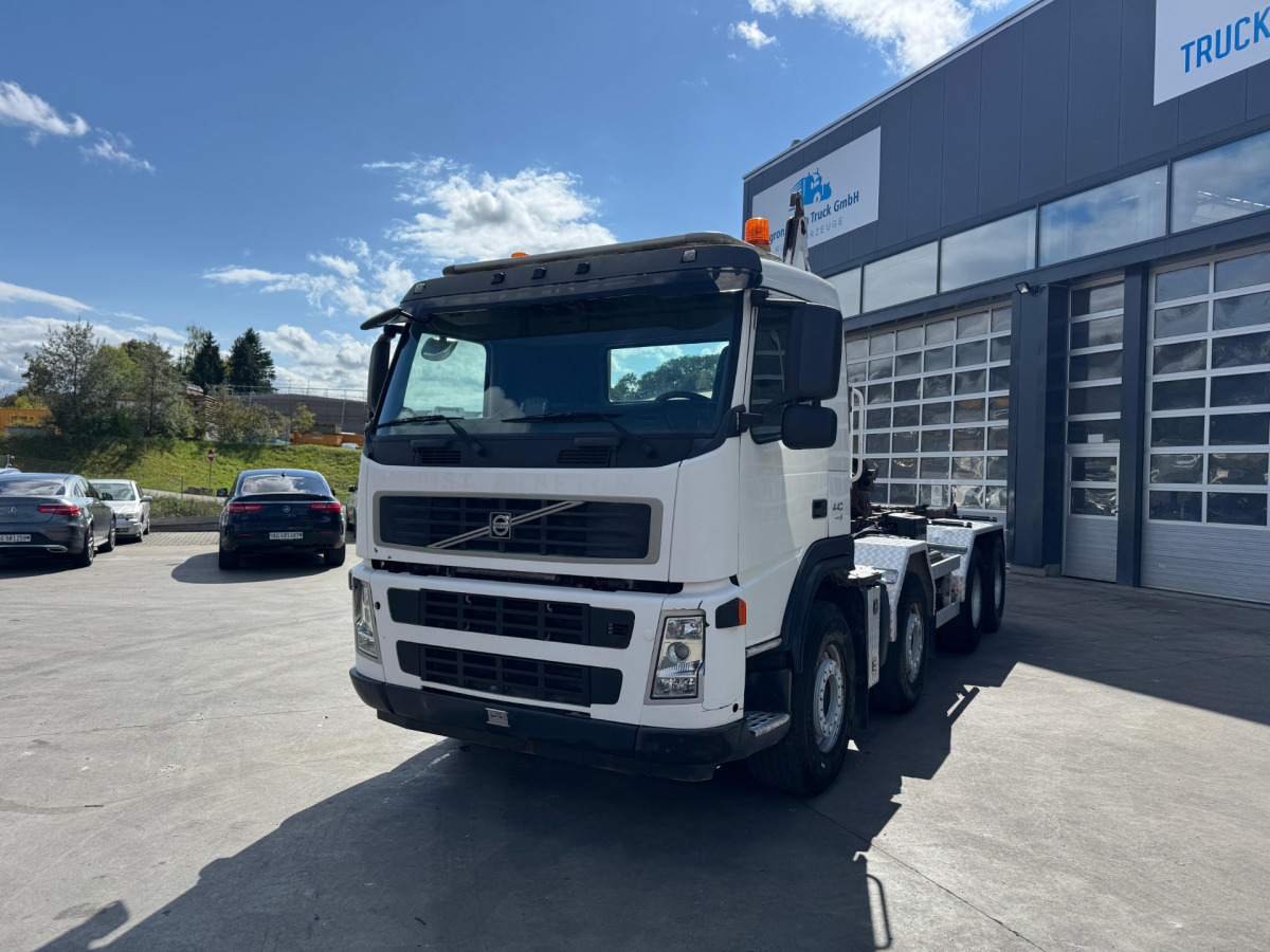 VOLVO FM-440 8x4 Hiab 25T AHK - Гаковий мультиліфт вантажівка: фото 1 VOLVO FM-440 8x4 Hiab 25T AHK - Гаковий мультиліфт вантажівка: фото 1