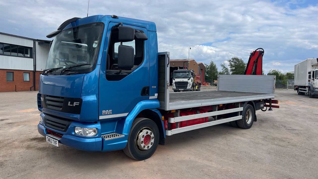 DAF LF 45.210 - Бортова вантажівка/ Платформа, Вантажівка з маніпулятором: фото 2 DAF LF 45.210 - Бортова вантажівка/ Платформа, Вантажівка з маніпулятором: фото 2
