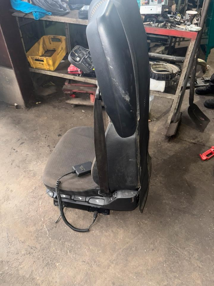 DAF XF 460 Euro 6 Fahrersitz mit Luft - Сидіння в категорії Вантажівки: фото 3 DAF XF 460 Euro 6 Fahrersitz mit Luft - Сидіння в категорії Вантажівки: фото 3