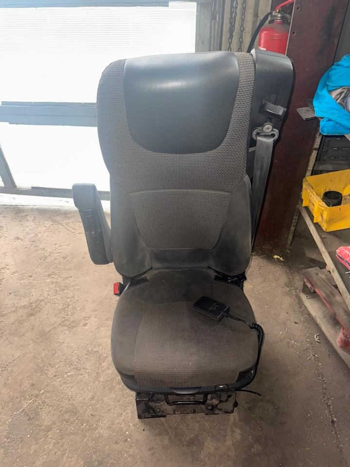 DAF XF 460 Euro 6 Fahrersitz mit Luft - Сидіння в категорії Вантажівки: фото 1 DAF XF 460 Euro 6 Fahrersitz mit Luft - Сидіння в категорії Вантажівки: фото 1