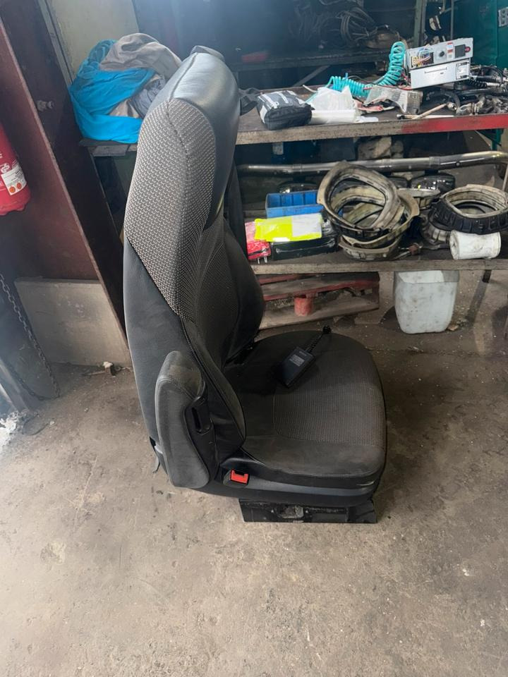 DAF XF 460 Euro 6 Fahrersitz mit Luft - Сидіння в категорії Вантажівки: фото 2 DAF XF 460 Euro 6 Fahrersitz mit Luft - Сидіння в категорії Вантажівки: фото 2