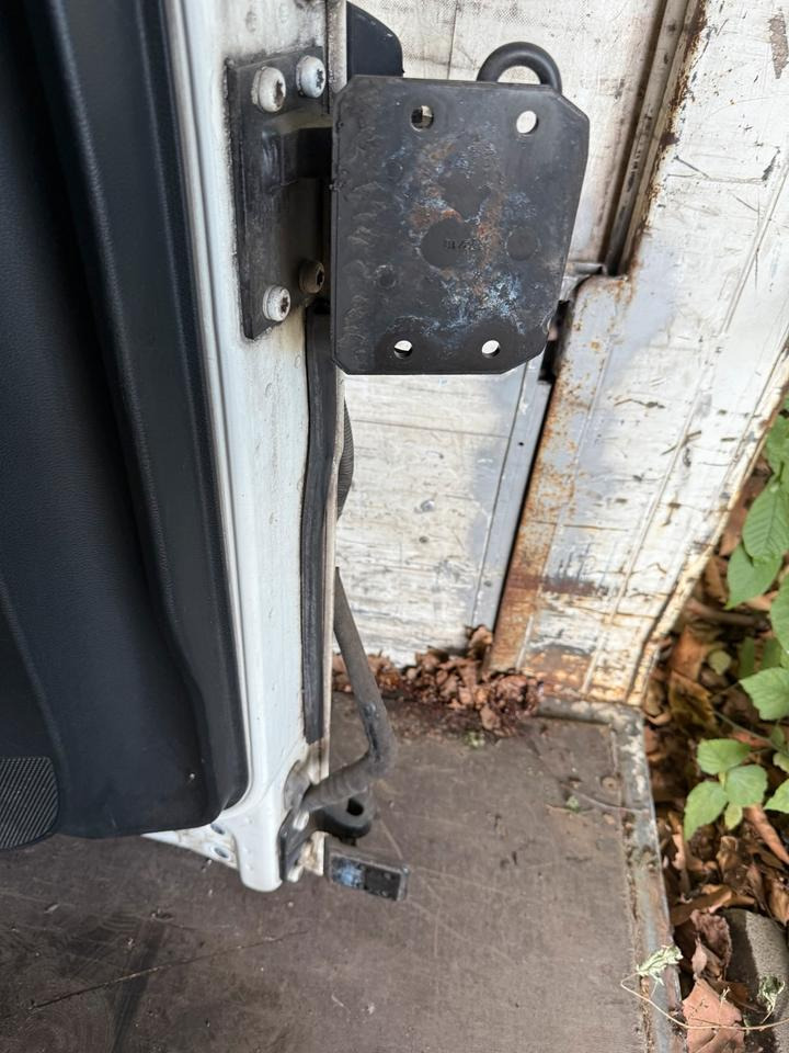 MAN TGX Fahrertür Weiß mit Spiegel Innenverkleidung LN 84 - Двері та запчастини в категорії Вантажівки: фото 3 MAN TGX Fahrertür Weiß mit Spiegel Innenverkleidung LN 84 - Двері та запчастини в категорії Вантажівки: фото 3