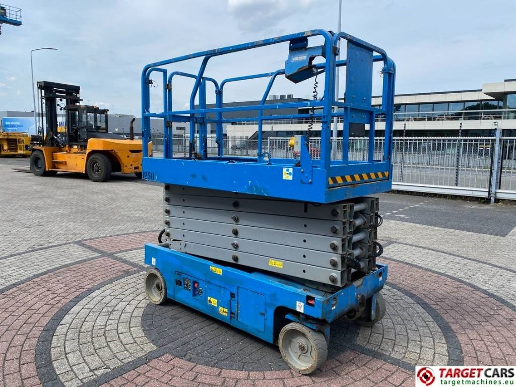 Genie GS-4047 Electric 4047 Scissor Work Lift 1389cm - Ножичний підйомник: фото 2 Genie GS-4047 Electric 4047 Scissor Work Lift 1389cm - Ножичний підйомник: фото 2