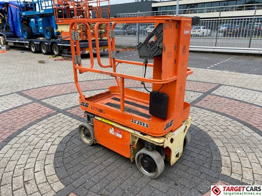 JLG 1230ES Electric Vertical Mast Work Lift 566cm  - Вертикальний щогловий підйомник: фото 2 JLG 1230ES Electric Vertical Mast Work Lift 566cm  - Вертикальний щогловий підйомник: фото 2