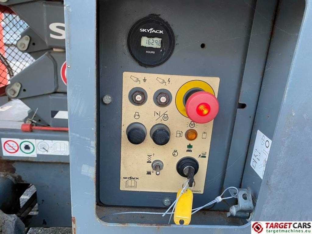 Ножичний підйомник SkyJack SJ6826RT Diesel 4x4 Scissor 6826 Work Lift 992cm: фото 11 Ножичний підйомник SkyJack SJ6826RT Diesel 4x4 Scissor 6826 Work Lift 992cm: фото 11