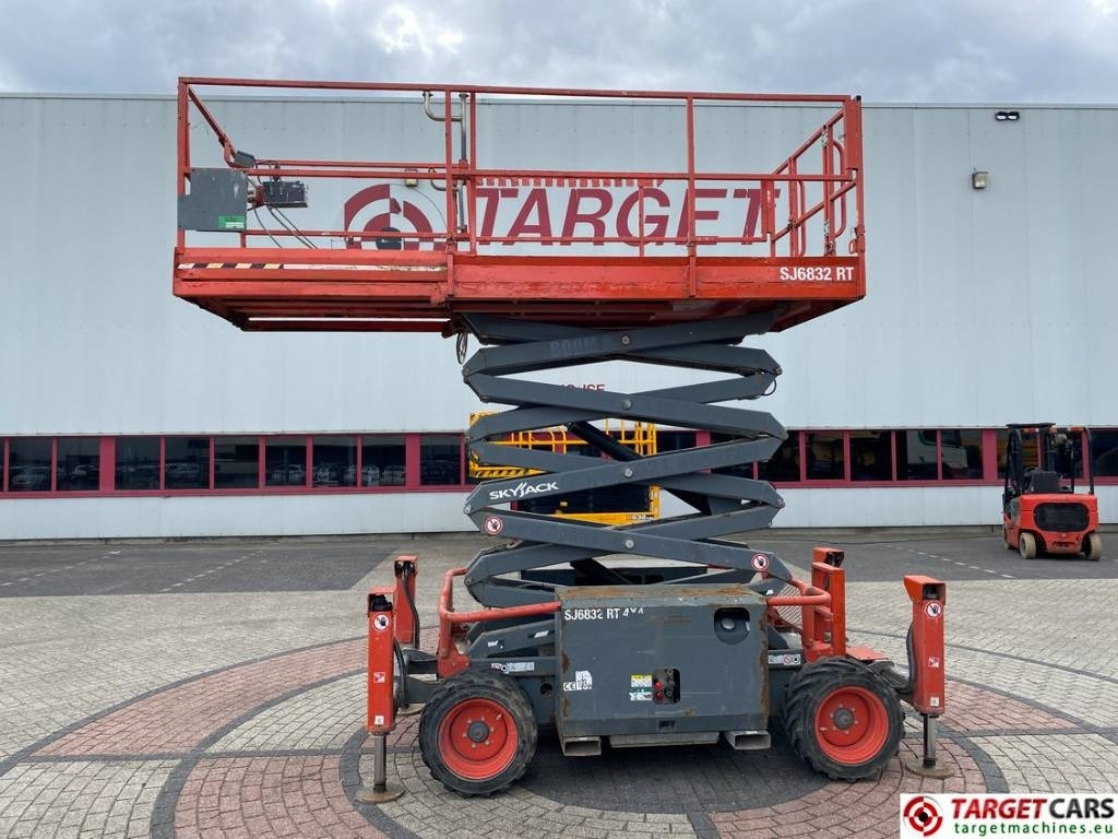 SkyJack SJ6832 RT 6832 Diesel 4x4 Scissor Work Lift 1180cm - Ножичний підйомник: фото 5 SkyJack SJ6832 RT 6832 Diesel 4x4 Scissor Work Lift 1180cm - Ножичний підйомник: фото 5